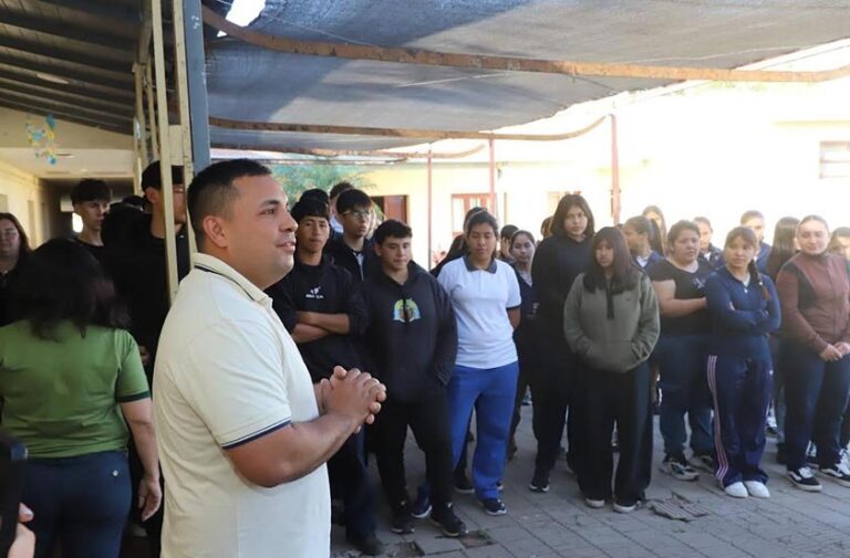 Entrega del premio al curso 7° U de la Escuela Agrotécnica Manuel Belgrano, campeón de la Estudiantina de Bella Vista 2026