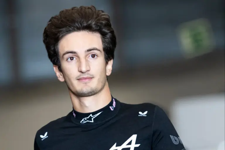 Gabriele Minì, piloto de la Academia Alpine, posa con el monoplaza de Fórmula 1