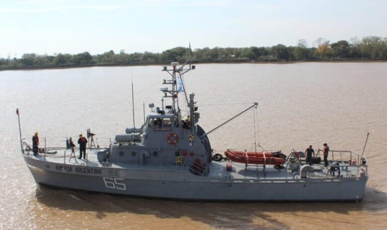 Buque de la Armada Argentina navegando en el río Paraná durante un operativo de prevención por inundaciones