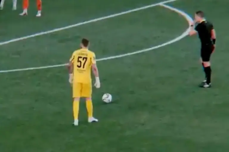 Arquero Aleksandr Selikhov ejecutando un tiro libre en un partido de la segunda división rusa