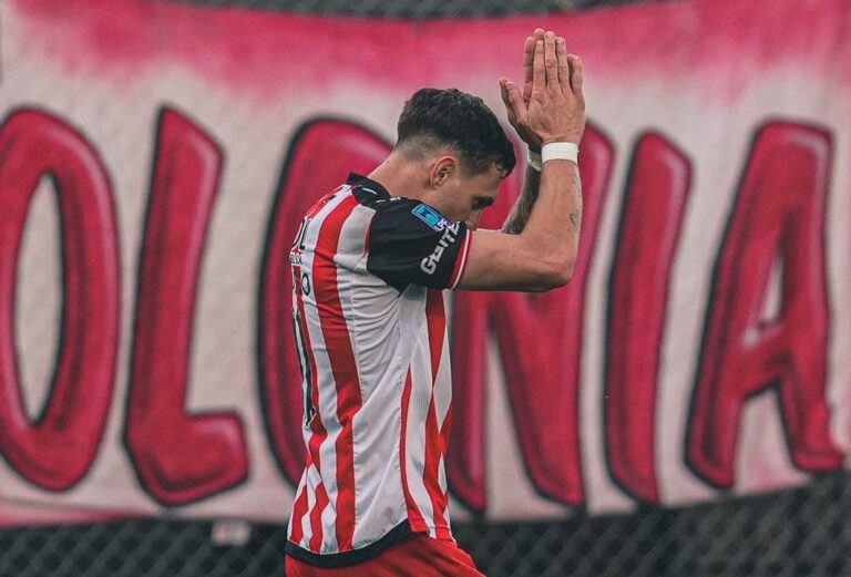 Jugadores de Barracas Central celebrando un gol ante Huracán por el Torneo Clausura
