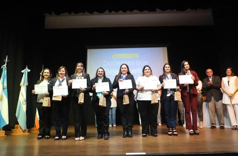 Autoridades municipales y docentes durante la jornada de reconocimiento en la Casa de la Cultura de Bella Vista