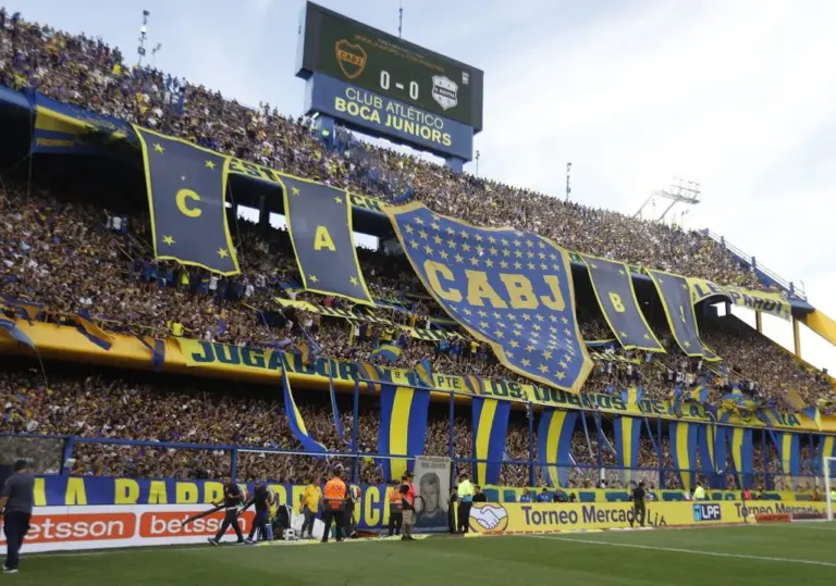 Estadio Alberto J. Armando (La Bombonera) durante un Superclásico entre Boca y River