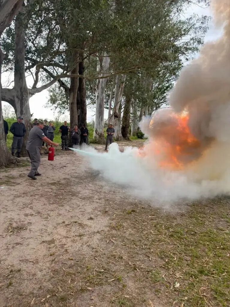 Bomberos voluntarios de Corrientes durante una capacitación preventiva de incendios
