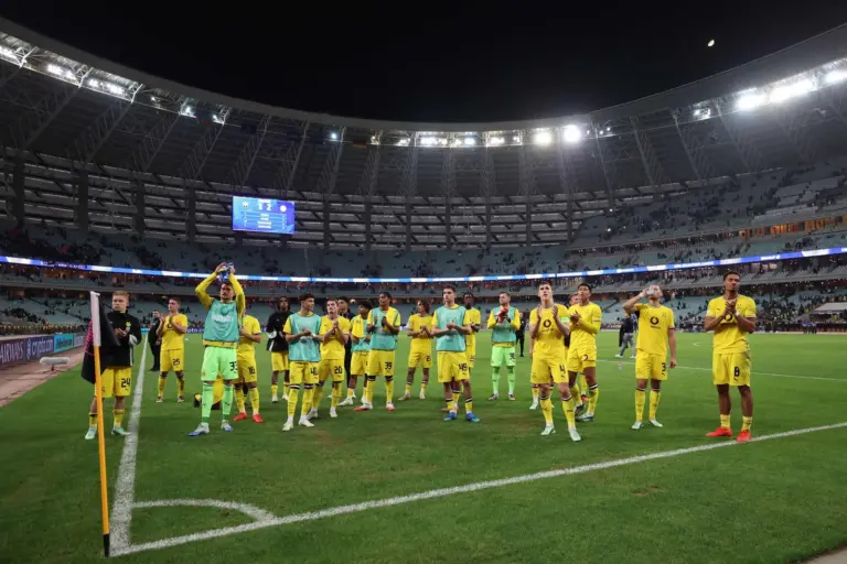 Jugadores de Borussia Dortmund abandonando el estadio de Sabah FK en Bakú sin ducharse