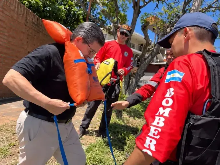 Vicegobernador de Corrientes, Pedro Braillard Poccard, durante la recorrida por zonas afectadas por la crecida en Paso de la Patria