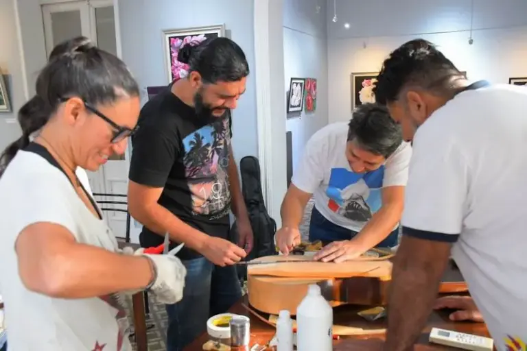 Mujer trabajando en oficina, representando la brecha salarial de género en Corrientes