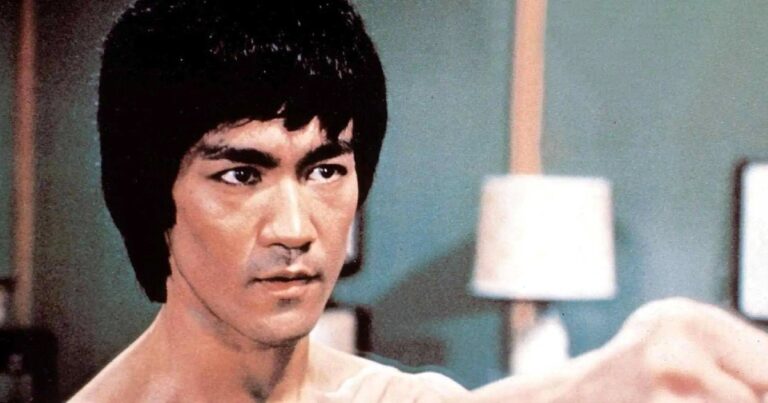 Bruce Lee en una escena de entrenamiento de artes marciales