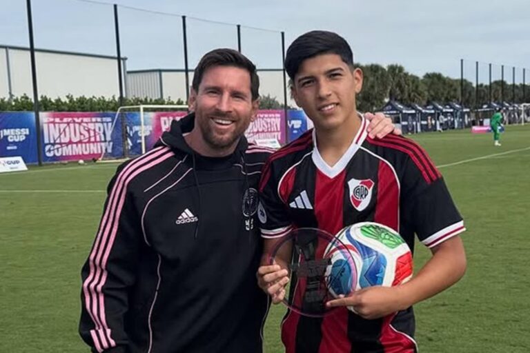 Bruno Cabral firmando su primer contrato profesional con River Plate en el estadio Monumental