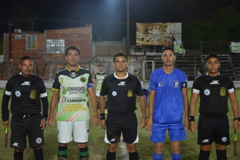 Jugadores de fútbol en partido de la Liga Correntina