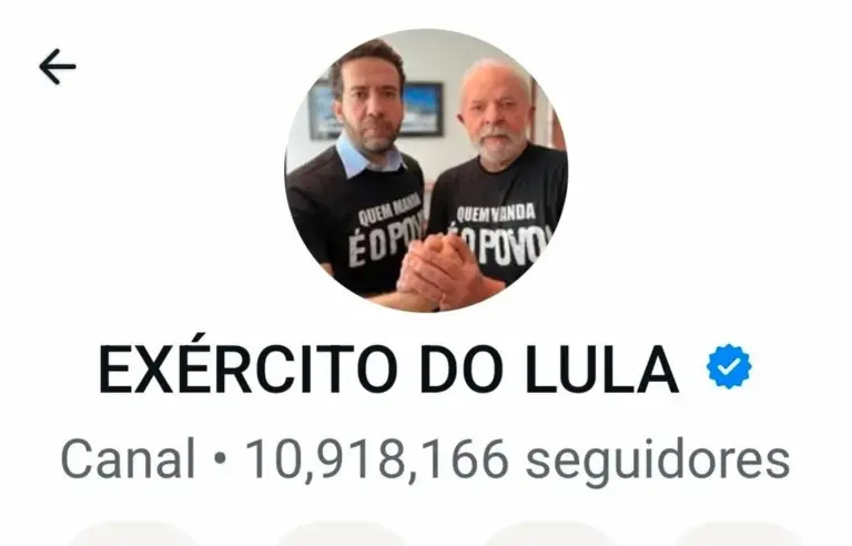 André Janones y Luiz Inácio Lula da Silva durante un evento de campaña
