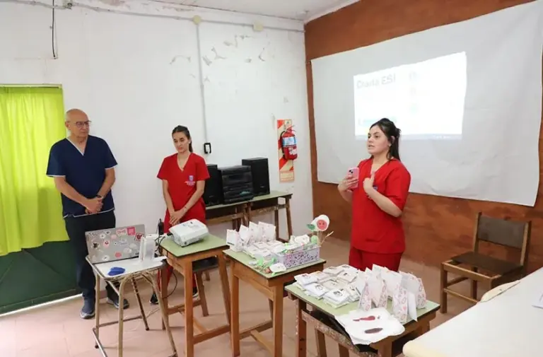 Charla de salud en la Escuela N° 707 de Lomas Sur