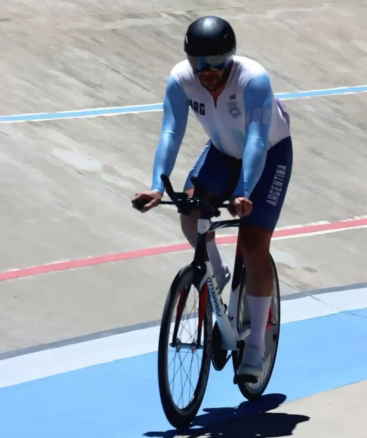 Ciclistas en competencia de pista en velódromo