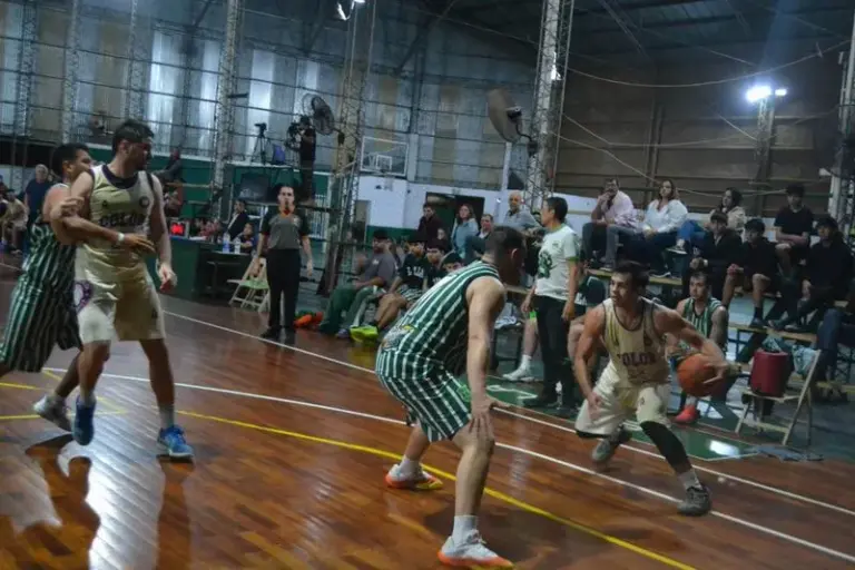 Jugadores de básquetbol de Colón y El Tala durante el partido en el Coliseo Verde