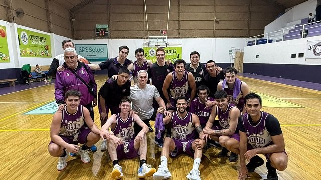 Jugadores de básquet del Deportivo Colón festejando la victoria ante El Tala