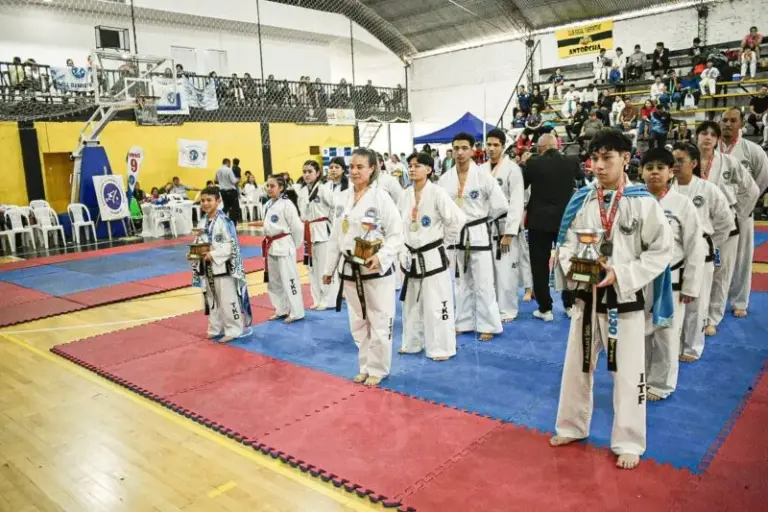 Competidores de Taekwondo ITF en el Club Antorcha de Saladas durante el Torneo Clausura