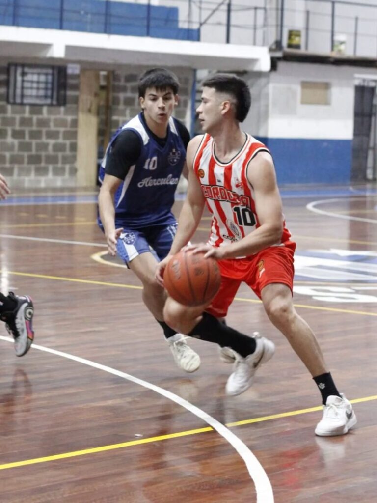 Jugadores de básquetbol en partido del Torneo Oficial de la ABCC