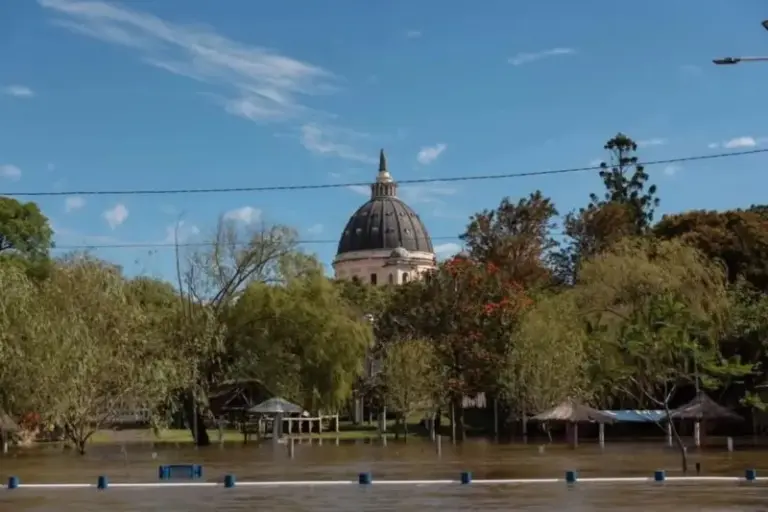 Crecida del río en Itatí con agua cubriendo la costanera