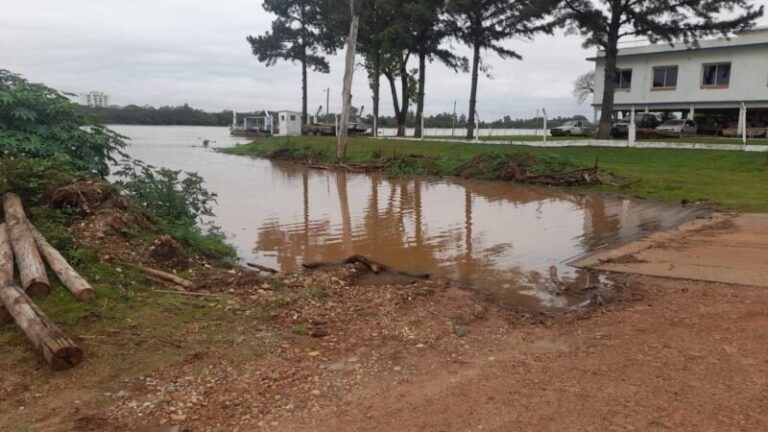 Vista del río Uruguay crecido en la costa de Corrientes con la Costanera de Paso de los Libres clausurada