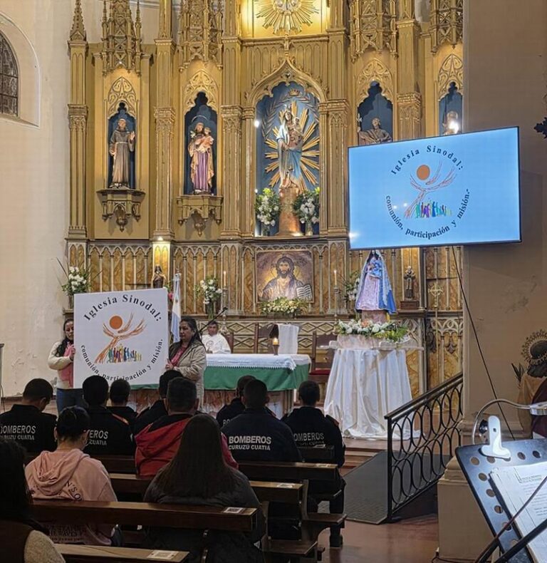 Fieles reunidos en el templo parroquial de Curuzú Cuatiá durante la novena de la Virgen del Pilar