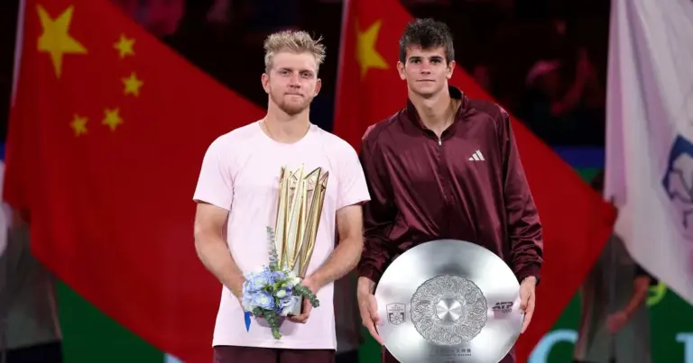 Alejandro Davidovich Fokina celebrando su victoria en el Masters 1000 de Shanghái