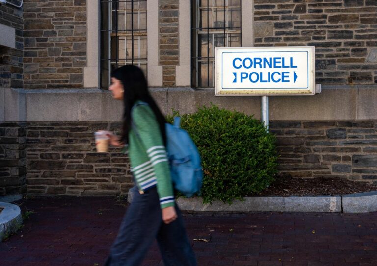 Estudiantes y personas en redes sociales mostrando apoyo a la denunciante de Cornell con el nombre Jane Doe