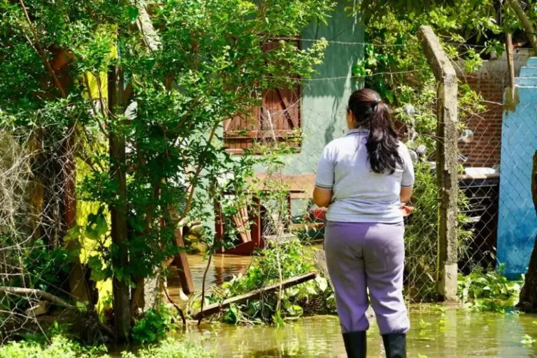 Operativo de asistencia a familias afectadas por la crecida del río Paraná en Corrientes