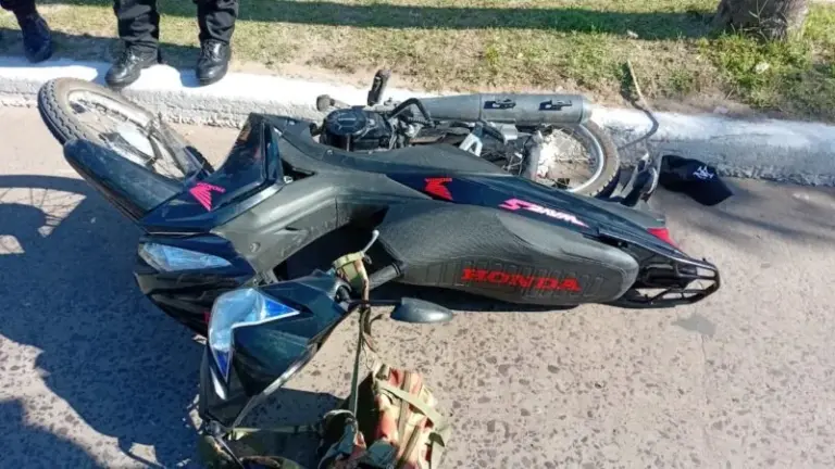 Motocicleta siniestrada en la vía pública