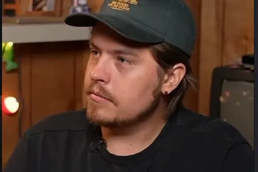 Dylan Sprouse durante una entrevista