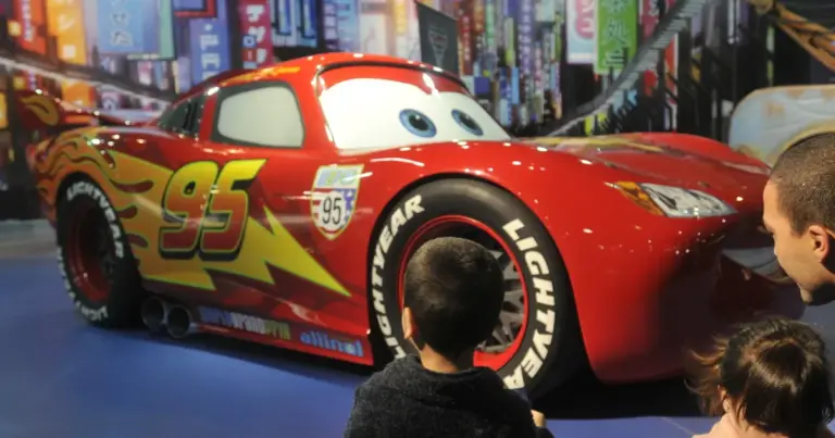 Padre e hijo en una sala de cine