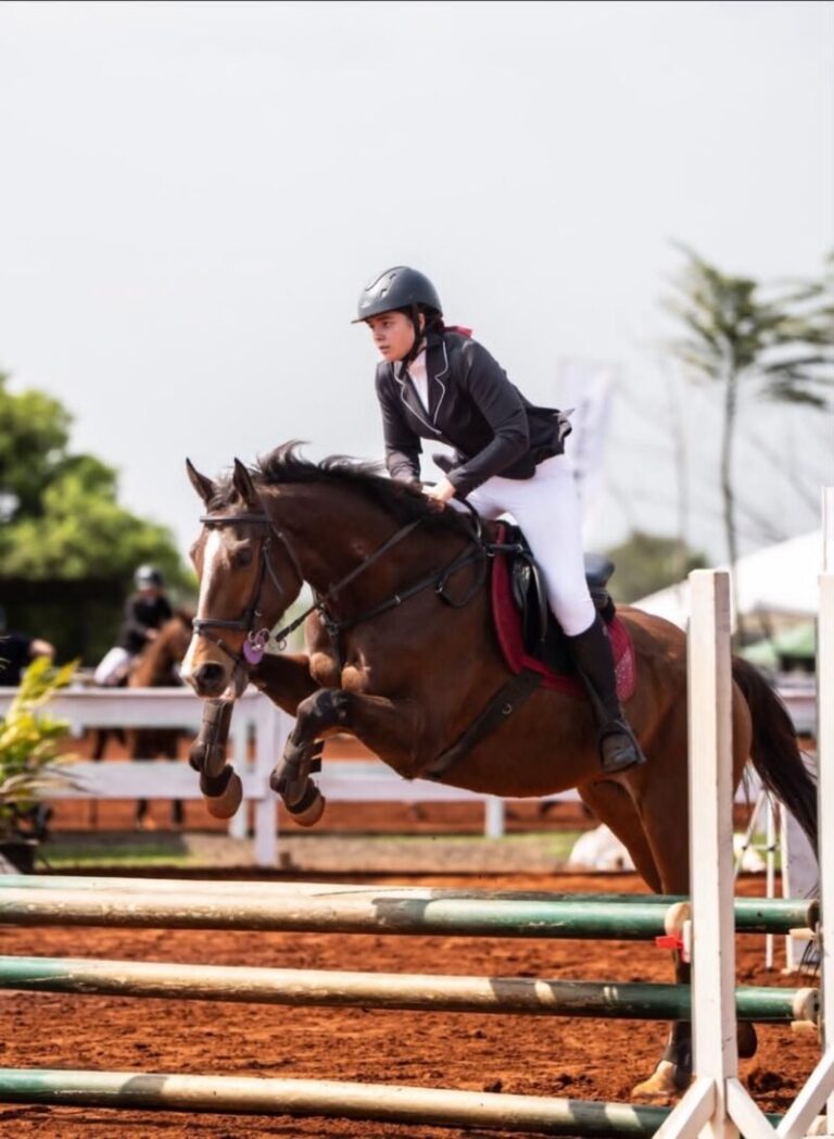 Jinetes del Club Hípico Santa Catalina durante una competencia de saltos