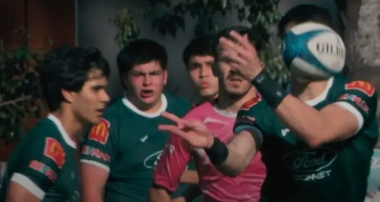 Jugadores del seleccionado M17 de Nordeste en acción durante un partido de rugby