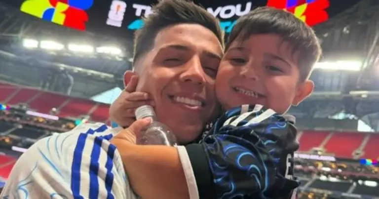 Enzo Fernández junto a su hijo Benjamín en una publicación de Instagram