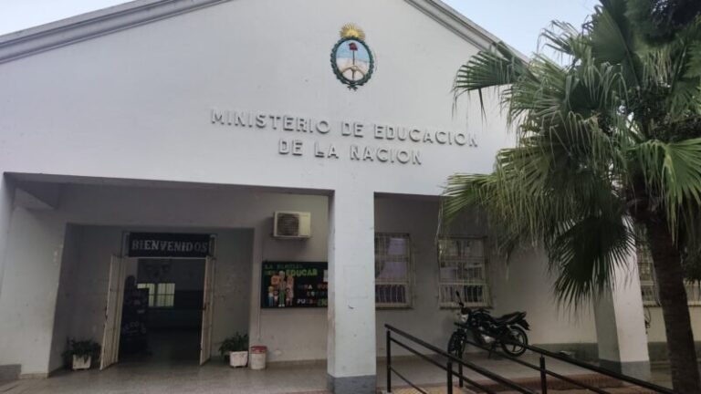 Fachada de la Escuela Primaria N° 607 Bernardino Rivadavia en Corrientes