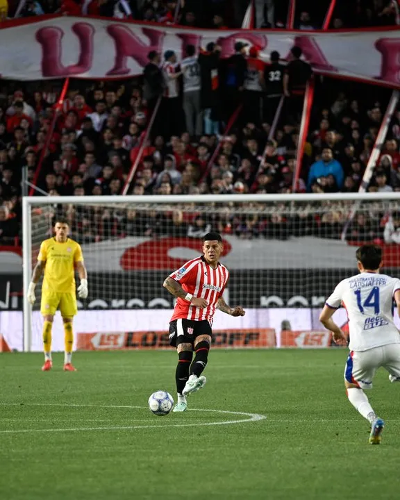 Formación de Estudiantes ante Flamengo con línea de cinco defensores y Marcos Rojo