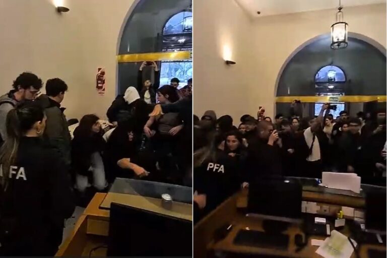 Estudiantes sentados en el piso de la Secretaría de Educación durante una protesta por el financiamiento universitario