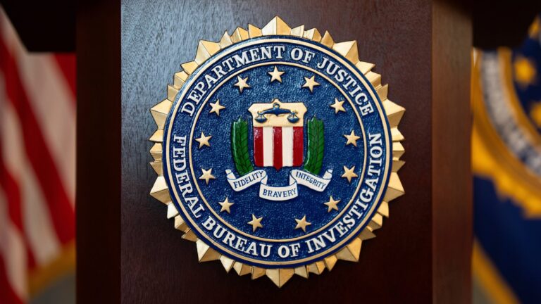 Edificio del FBI con logotipo de la agencia en la fachada
