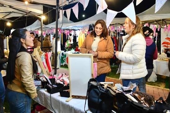 Puestos de la Feria de Artesanos en la avenida Costanera Juan Pablo II y Necochea, Corrientes