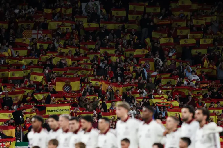 Estadio de fútbol con carteles de advertencia contra cánticos racistas