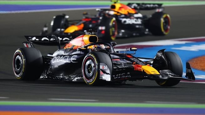 Monoplaza de Red Bull Racing con patrocinio de Oracle en un circuito de Fórmula 1