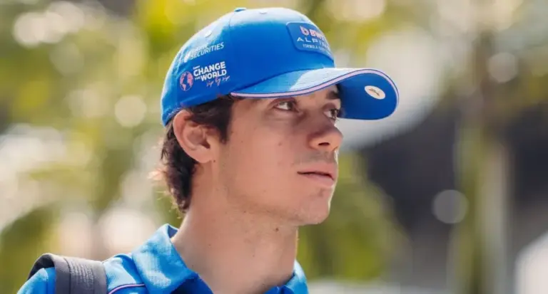 Franco Colapinto en el box de Williams durante un entrenamiento