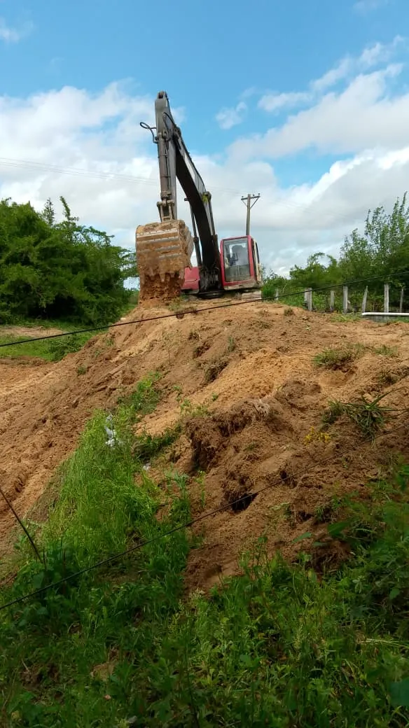 Maquinaria pesada trabajando en el refuerzo de terraplenes en la zona del Puerto Exterior de Goya
