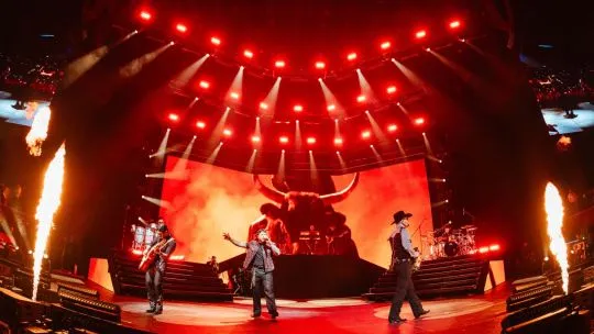 Grupo Frontera en el escenario del Movistar Arena durante su concierto en Buenos Aires