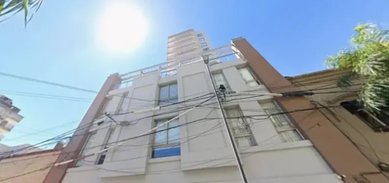 Edificio de la calle Junín al 741 en el centro de Corrientes, donde fue hallado un hombre sin vida