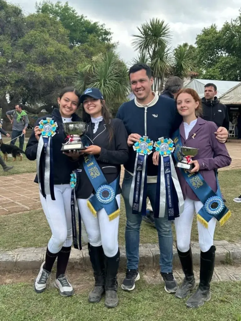 Binomio del Club Hípico Santa Catalina durante una competencia de saltos