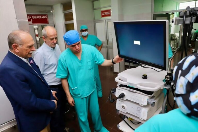 Equipo de endoscopía pediátrica de alta resolución en el hospital Pediátrico Juan Pablo II