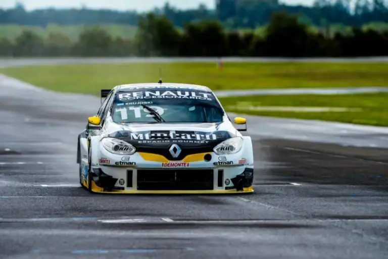 Humberto Krujoski al volante de su Renault Fluence durante el entrenamiento del Turismo Carretera 2000