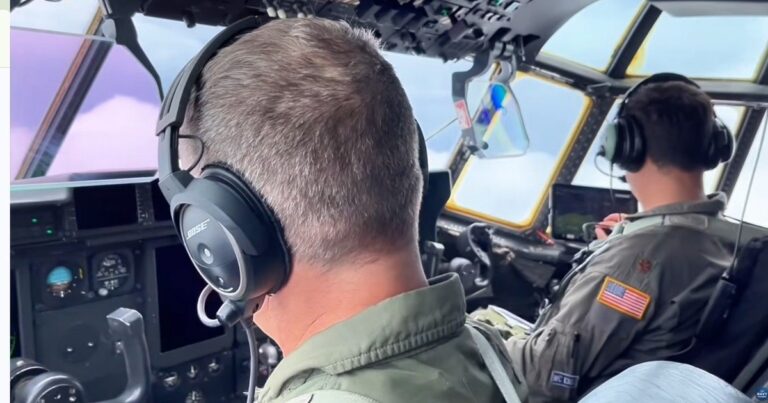 Avión WC-130J Super Hercules de los Cazadores de Huracanes de la Fuerza Aérea de Estados Unidos en vuelo