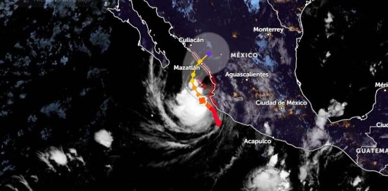 Imagen satelital del huracán Simón frente a la costa occidental de México