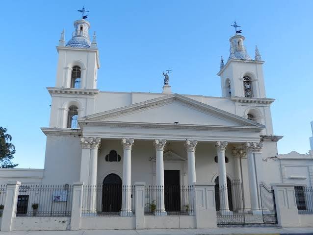 Fieles participando de la Fiesta Patronal en la Iglesia Catedral de Corrientes
